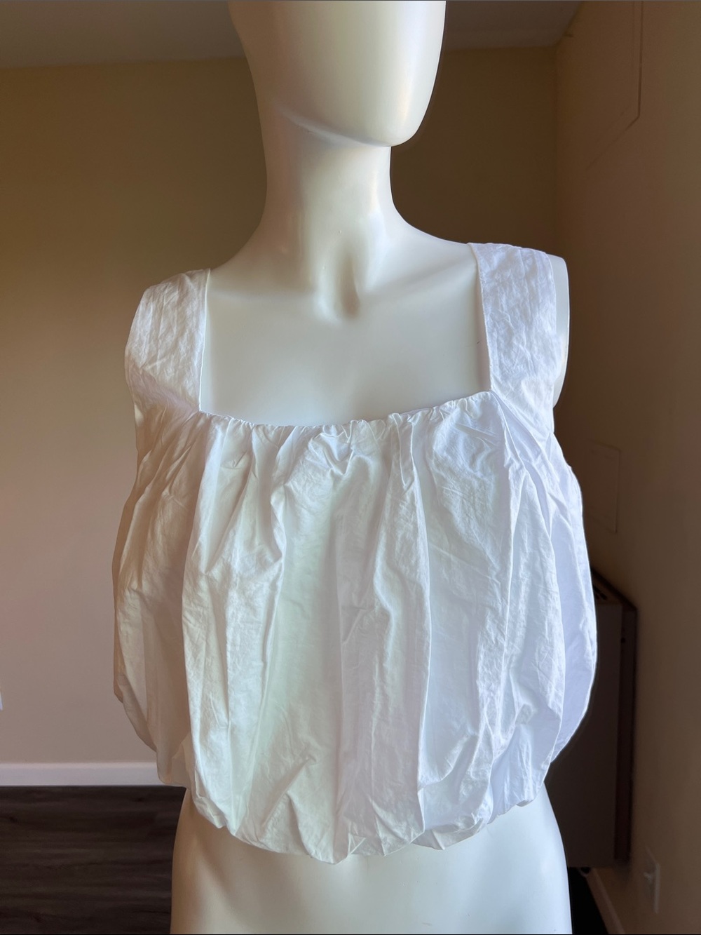 Cute white bubble hem tank top by a. new day. 🤍